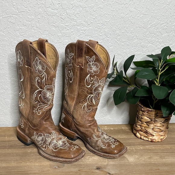 Cheyenne Brown distressed leather boot with floral engrave design size 6 M - Picture 3 of 15